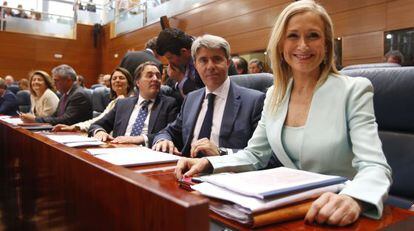Ángel Garrido junto a Cristina Cifuentes en la Asamblea.