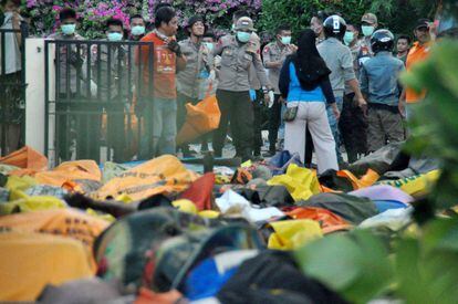 El personal de emergencias prepara los cuerpos de las víctimas del tsunami para un entierro masivo, en Palu (Indonesia), el 1 de octubre.
