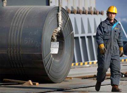 Un trabajador de Hyundai Steel, el segundo productor mundial de acero, en la factoría de Dangjin (Corea del Sur).