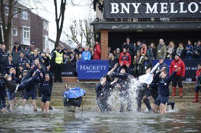 Los remeros de Oxford celebran la victoria ante Cambridge.