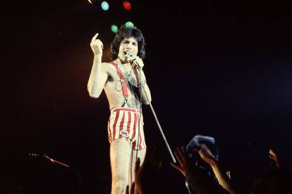 Freddie Mercury en su primera etapa, cuando llevaba melena y no tenía bigote. Fue en un concierto en Las Vegas en 1978.