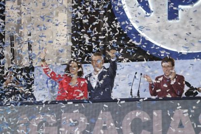 El confeti ha puesto final a la celebración desde el balcón de la sede del Partido Popular en Madrid. 