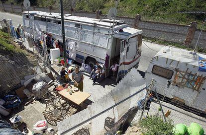 Los vehículos en los que viven las dos familias que serán desalojadas del camino de Fuencarral a Hortaleza.