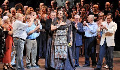 El barítono Joan Pons al final del tercer acto de 'Aida' recibiendo el homenaje de los trabajadores del Liceo.