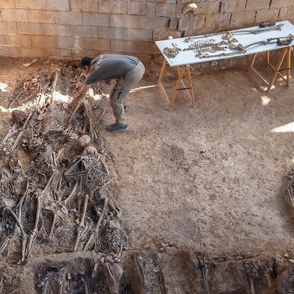 Sevilla/02-06-2022: Restos óseos pertenecientes a la columna minera de Nerva encontrados en la fosa común 'Pico Reja', en el cementerio de San Fernando, Sevilla.FOTO: PACO PUENTES/EL PAIS