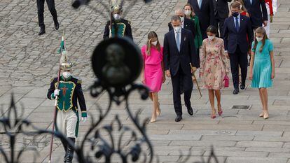 Felipe VI y Letiza y sus hijas Leonor y Sofía cruzan la plaza del Obradoiro seguidos por el presidente del Tribunal Constitucional, Juan José González Rivas, la vicepresidenta primera del Gobierno, Nadia Calviño, y el presidente de la Xunta, Alberto Núñez Feijóo.