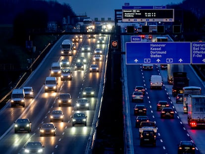 Varios vehículos circulaban, la semana pasada, por una autopista alemana.