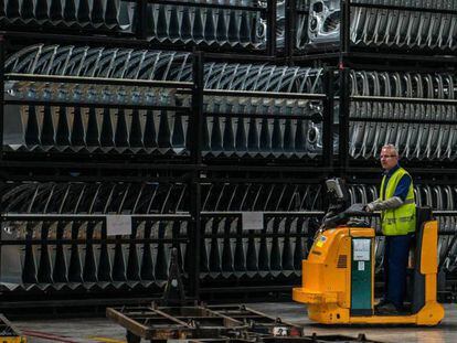 Un operario, en la planta de Ford, en Almussafes (Valencia).