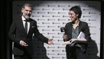 Jordi Cuixart i Eva Baltasar, durant el lliurament del Premi Òmnium a la millor novel·la de l'any.