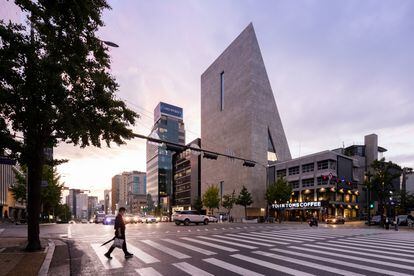 Vista desde la calle del edificio de la Fundación Cultural Songeun (Seúl) diseñado por Herzog & de Meuron.