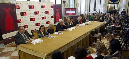 El director del festival junto a otras personalidades en la presentaci&oacute;n del programa del certamen.