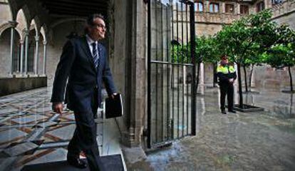 Artur Mas se dirige a la reunión semanal con sus consejeros, en el palacio de la Generalitat.