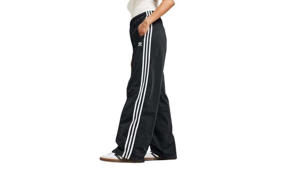 Pantalón Adidas Originals Firebird Loose negro, tejido 100% reciclado, corte clásico.