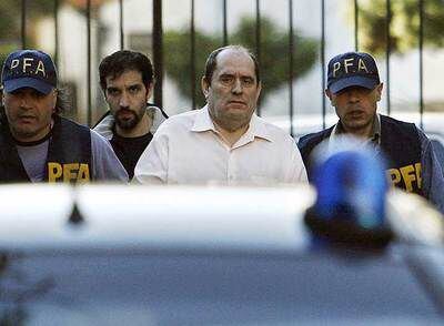 El polémico abogado Rodríguez Menéndez, escoltado por policías argentinos tras su detención ayer.