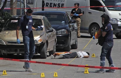 Forenses investigan un asesinato en Ciudad Juárez.