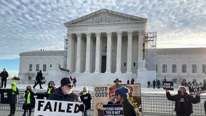 Manifestantes contra Donald Trump, este jueves, ante el Tribunal Supremo de Estados Unidos, en Washington.