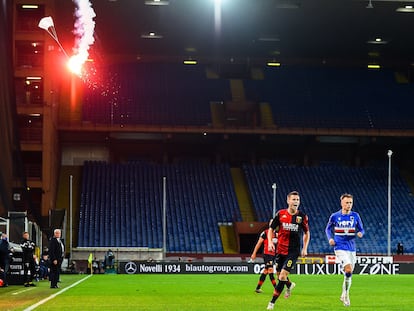 Una bengala, en un pequeño paracaídas, cae el campo durante el Sampdoria-Genoa.