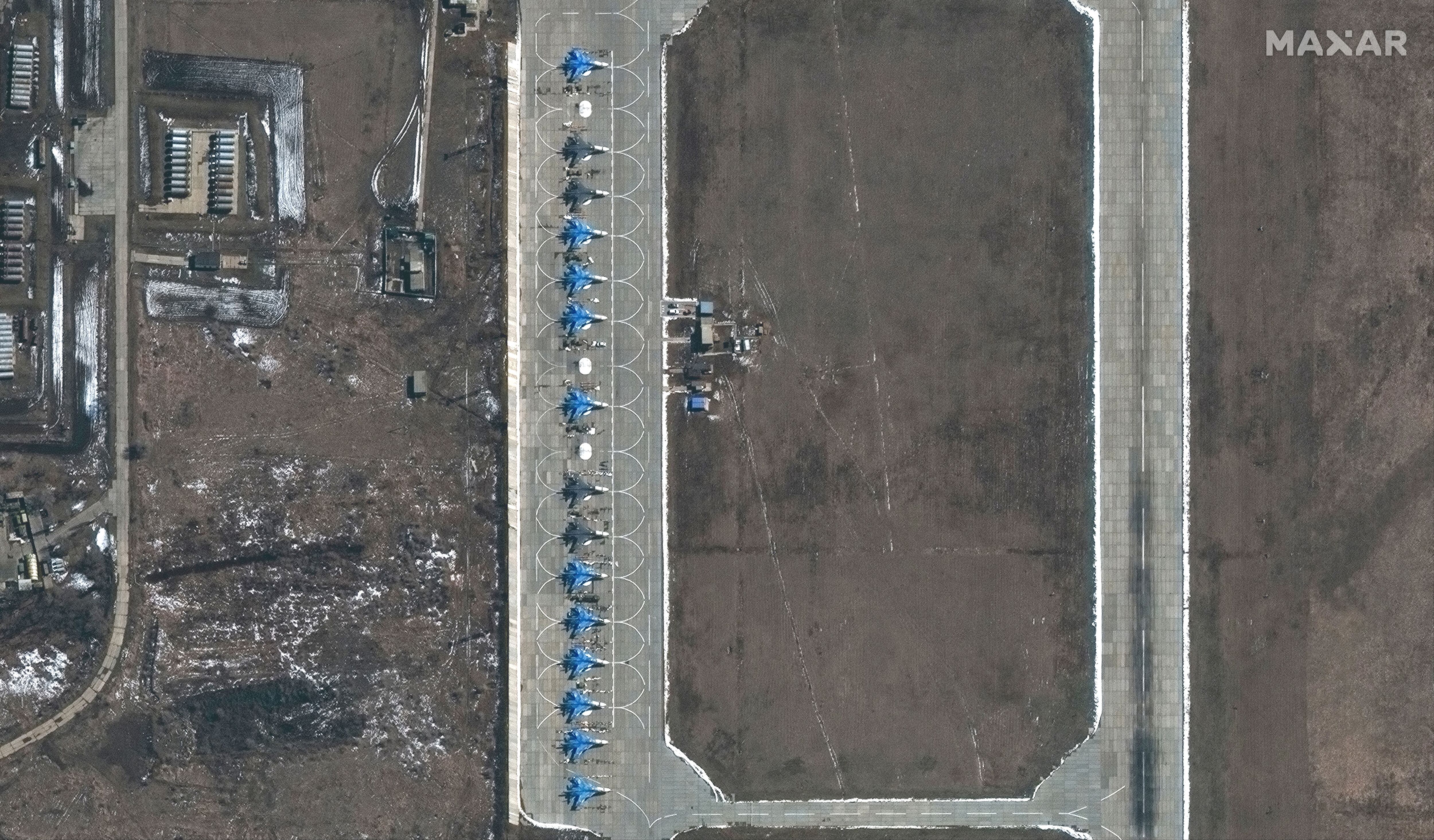 Imagen de satélite de la base aérea rusa de Morozovsk, atacada por Ucrania con drones.  