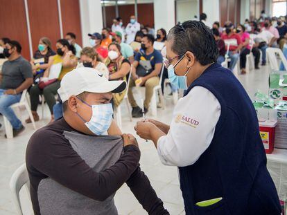 Personal del sector educativo recibe la vacuna de refuerzo contra la COVID-19 el pasado lunes en Juchitán (Oaxaca) EFE/Luis Villalobos
