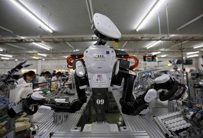 Robot humanoide en una fábrica de Kazo, Japón.