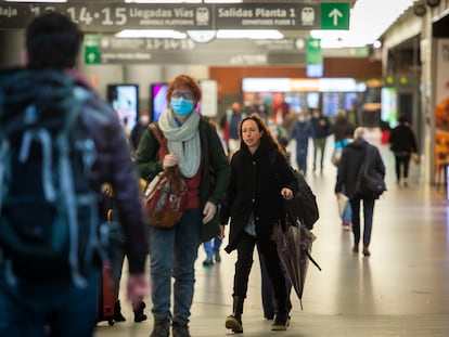 Interior de la estación de Atocha, en Madrid, el primer día sin el uso obligatorio de mascarillas en interiores.