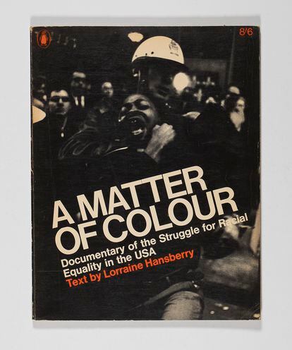 Cubierta del fotolibro 'A Matter of Colour. Documentary of the Struggle for Racial Equality in the USA' / Fotografía: Danny Lyon y otros / Londres, Penguin Books, 1965.