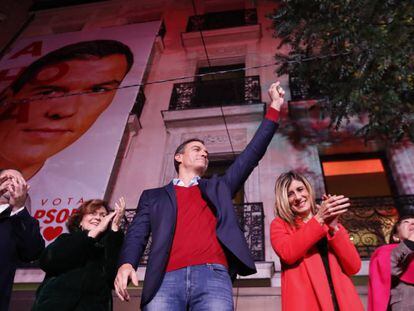 El líder del PSOE, Pedro Sánchez (tercero por la izquierda), celebra los resultados electorales en la sede de Ferraz de Madrid.