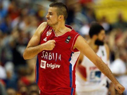 Nemanja Bjelica celebra una canasta.