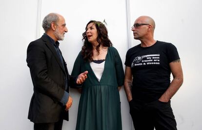 Alberto Manzano (izquierda), Marina Oroza y Javier Corcobado, antes de la lectura de poemas en la Feria del Libro.