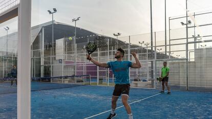 Jugadores en las pistas de pádel de la Ciudad de la Raqueta en Madrid.