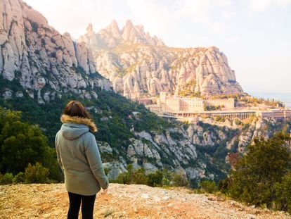 Una mujer observa el monasterio de Montserrat.