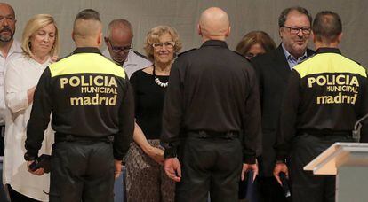 Carmena, en el centro, en la celebraci&oacute;n del patr&oacute;n de la Polic&iacute;a Municipal.