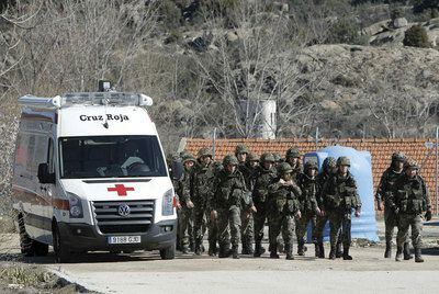 Una ambulancia entra en la Academia de Ingenieros del Ejército en Hoyo de Manzanares poco después de la explosión mortal.