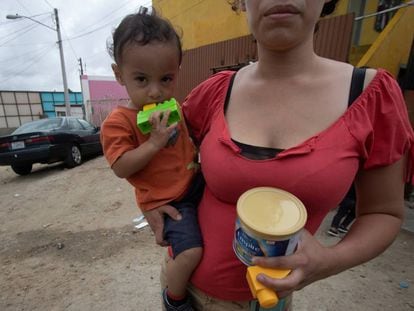 Andrea y su hijo de 18 meses esperan en un refugio de Tijuana, en México, a que su solicitud de asilo en Estados Unidos se resuelva, el 28 de septiembre de 2019.