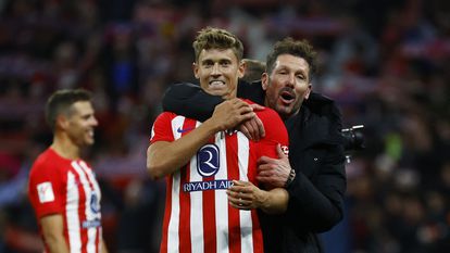 Simeone se abraza a Llorente al final del partido entre el Atlético y el Sevilla.