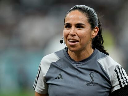 La árbitro asistente Karen Díaz antes del partido entre Costa Rica y Alemania, en Al Khor (Qatar), el 1 de diciembre de 2022.