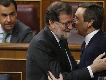 Rajoy y Hernando, este viernes en el Congreso. En vídeo, Rajoy abandona el Congreso ya como expresidente.