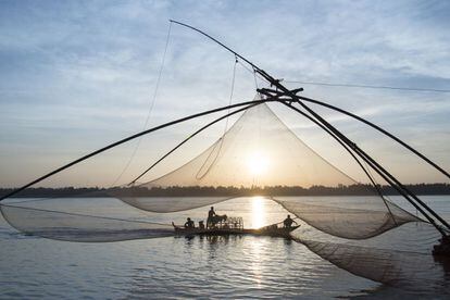 Además de ser el lugar más popular de Camboya para observar los pocos delfines de Irawadi que quedan en el sureste asiático (apenas 85 ejemplares en el Mekong), frente a la población de Kratie, en medio del río, está la isla Koh Trong, un impresionante (y habitado) banco de arena, al que se puede llegar en ferry o con un barco de alquiler.
