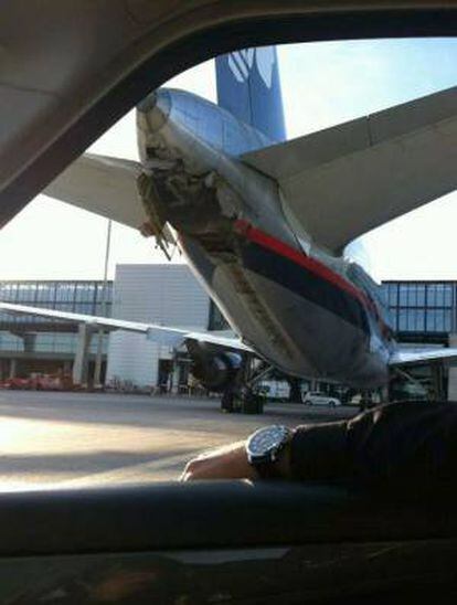 Avión de la compañía Aeroméxico que al despegar ayer del aeropuerto de Barajas tocó la pista con la parte trasera y dejó restos del fuselaje por la pista.