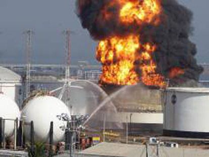 Justamente una de estas refinerías, la de Amuay, sufrió el 25 de agosto de 2012 una explosión que desató un incendio y dejó al menos 42 muertos y más de un centenar de heridos así como cuantiosos daños materiales. EFE/Archivo