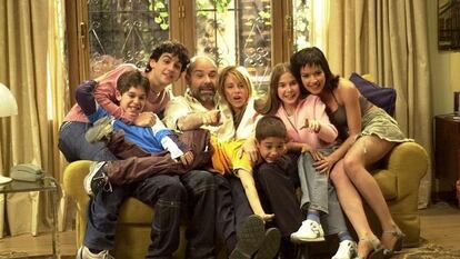 'Los Serrano', starring Antonio Resines and Belén Rueda (in the center of the image).