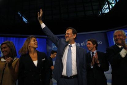 Rajoy saluda al público en la convención del PP en Málaga, rodeado de Cospedal, Aznar y Arenas.