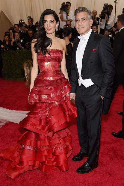 Amal Alamuddin, de John Galliano para Maison Margiela Couture, acompañada por su marido, George Clooney
