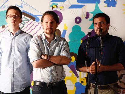 Iñigo Errejón, Pablo Iglesias y alberto Garzón en la pegada de carteles.