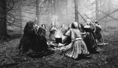Imatge d'una versió conematogràfica d''El crisol', d'Arthur Miller, amb una seqüència icònica de bruixeria.