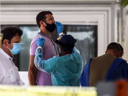 Personal medico realiza prueba de coronavirus a un hombre en Miami, Florida.