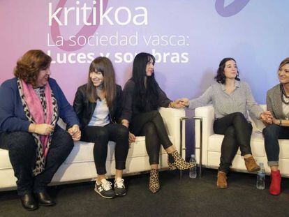 De izquierda a derecha d ela imagen, Jaione San Sebastián, Sandra Carrasco, Maider García, Ainara Olaciregui y Naiara Zamarreño.