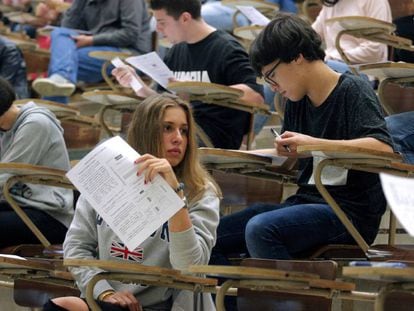 Un grupo de estudiantes realiza la prueba de acceso a la universidad.