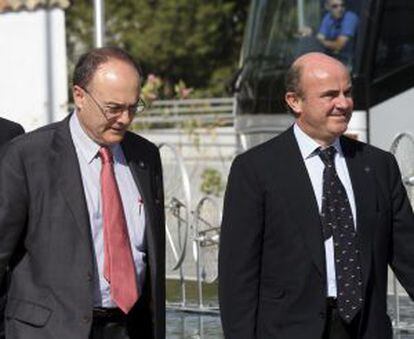 El ministro español de Economía, Luis de Guindos (derecha), y el gobernador del Banco de España, Luis María Linde, llegan a la reunión del Ecofin.