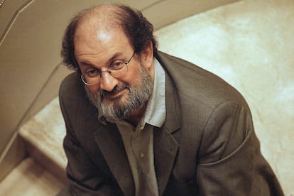 El autor Salman Rushdie posa durante una entrevista en Los Ángeles, el sábado 1 de mayo de 1999.